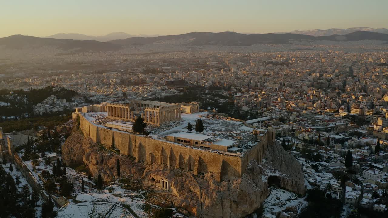 파르테논 신전 주변의 공중 전망, 아테네의 드문 눈 덮인 일몰, 그리스 - 회전, 드론 샷