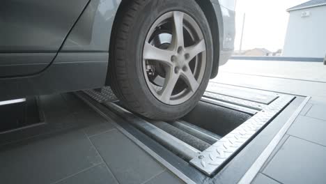 proceso de diagnóstico automático de la suspensión en un servicio automovilístico moderno. se utiliza equipo profesional para inspeccionar y analizar la condición de la suspensión y los componentes del vehículo