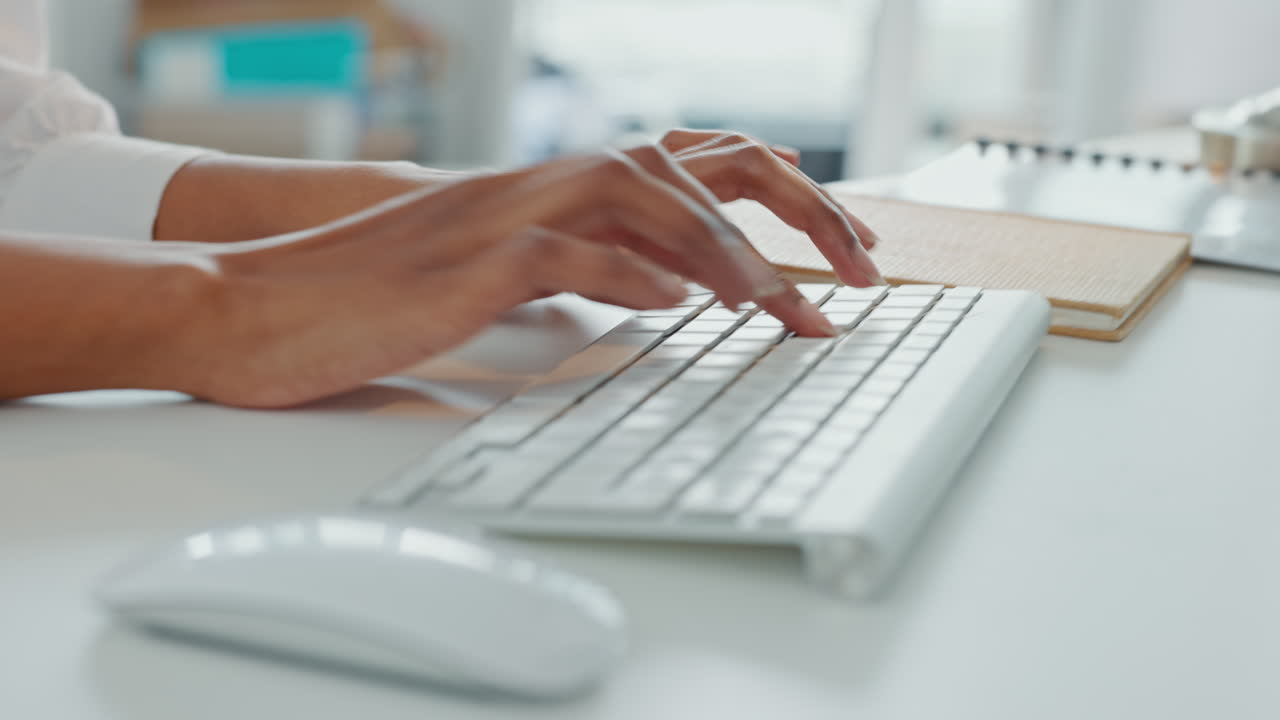 Zakenvrouw handen typen een e-mail