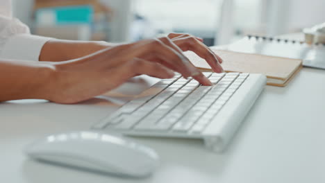 manos de una mujer de negocios escribiendo un correo electrónico