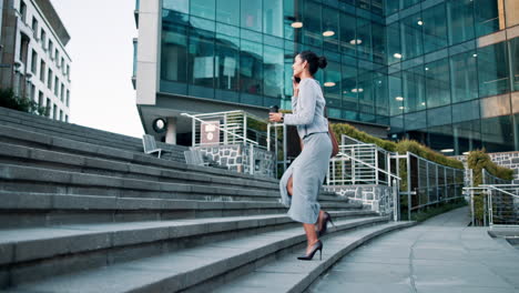 mujer de negocios subiendo escaleras en el paisaje urbano