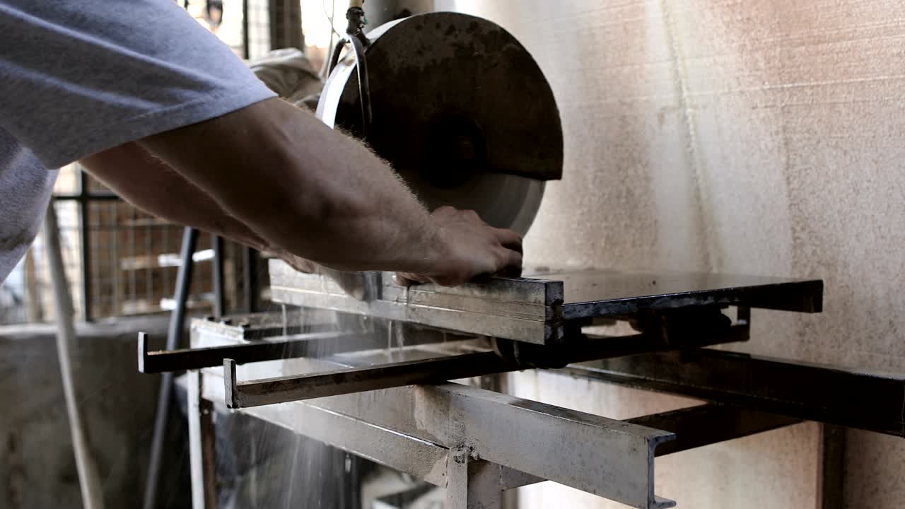 직원이 원형 도끼로 벽돌을 잘라내고 있다