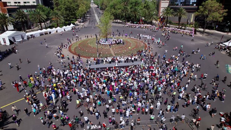 Vista aerea della Rotatoria Glorieta De La Palma con folle per vedere il nuovo albero Ahuehuete Guardiano delle Persone Scomparse, Città del Messico