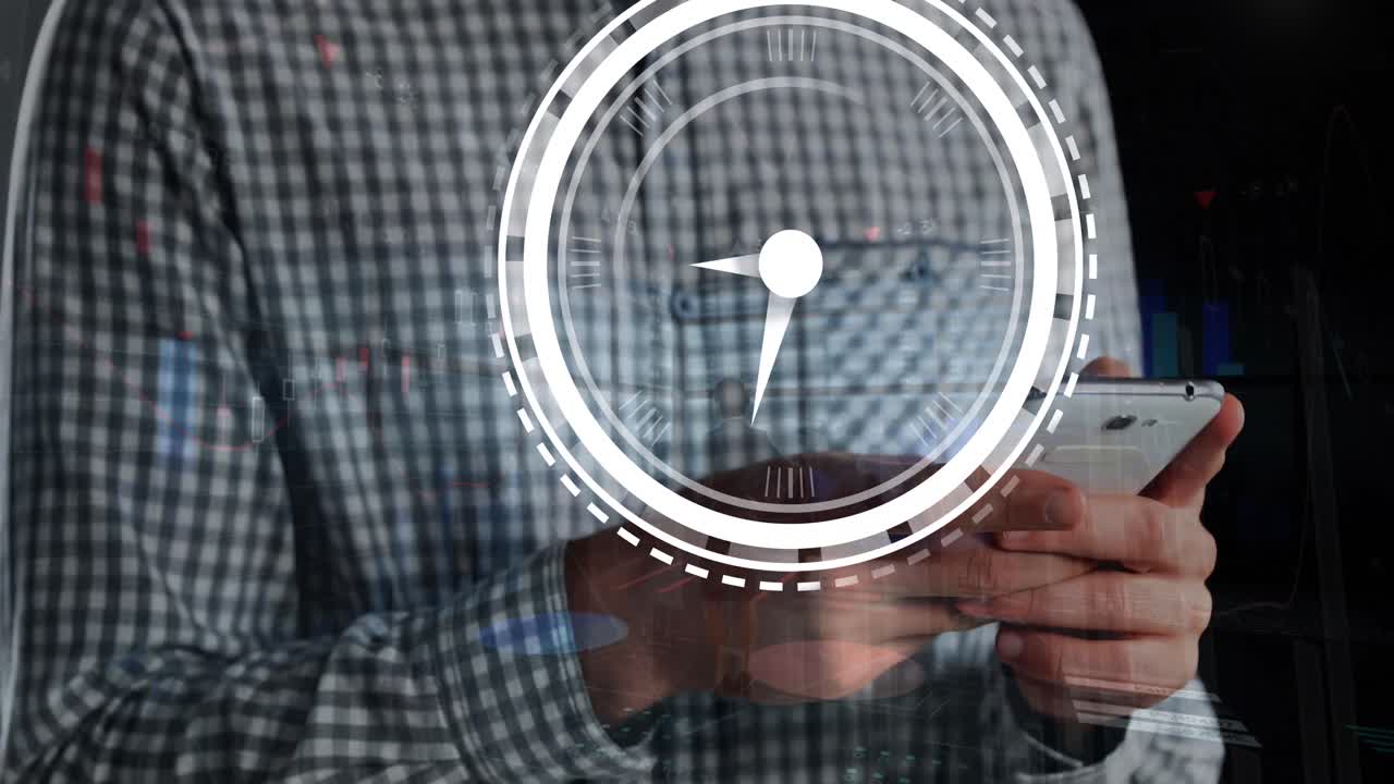 animación de reloj en movimiento y procesamiento de datos sobre un empresario caucásico que usa un teléfono inteligente