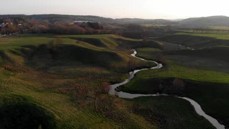 Paisaje-Panorámico-De-Drones-Aéreos-De-4k-Del-Popular-Valle-De-Lärjeån-Con-El-Sinuoso-Río-Lärjeån-Cerca-De-Gotemburgo,-Suecia