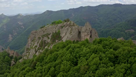 dando vueltas alrededor de belintash, una roca en forma de una pequeña meseta que se cree que es un sitio de culto utilizado con fines rituales por las tribus en el área de las montañas rodope