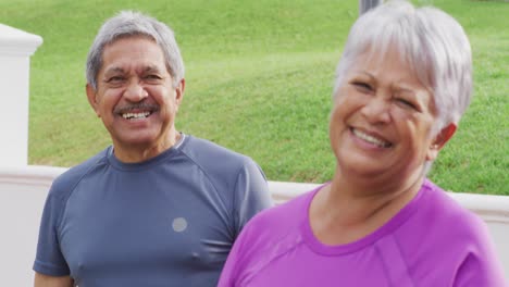 Video-De-Una-Feliz-Pareja-Birracial-De-Ancianos-Con-Ropa-Deportiva-Mirando-A-La-Cámara