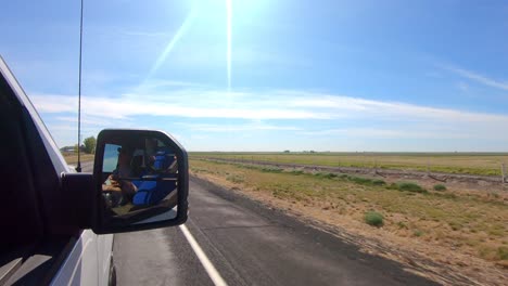 pov fuera de la ventana del lado del pasajero mientras conduce a través de una zona agrícola del estado de washington oriental