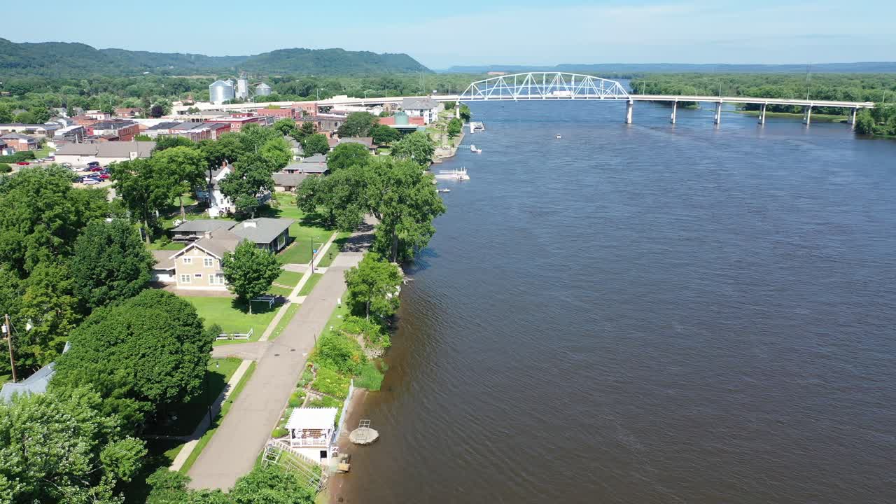 vista aérea de una ciudad fluvial con un puente