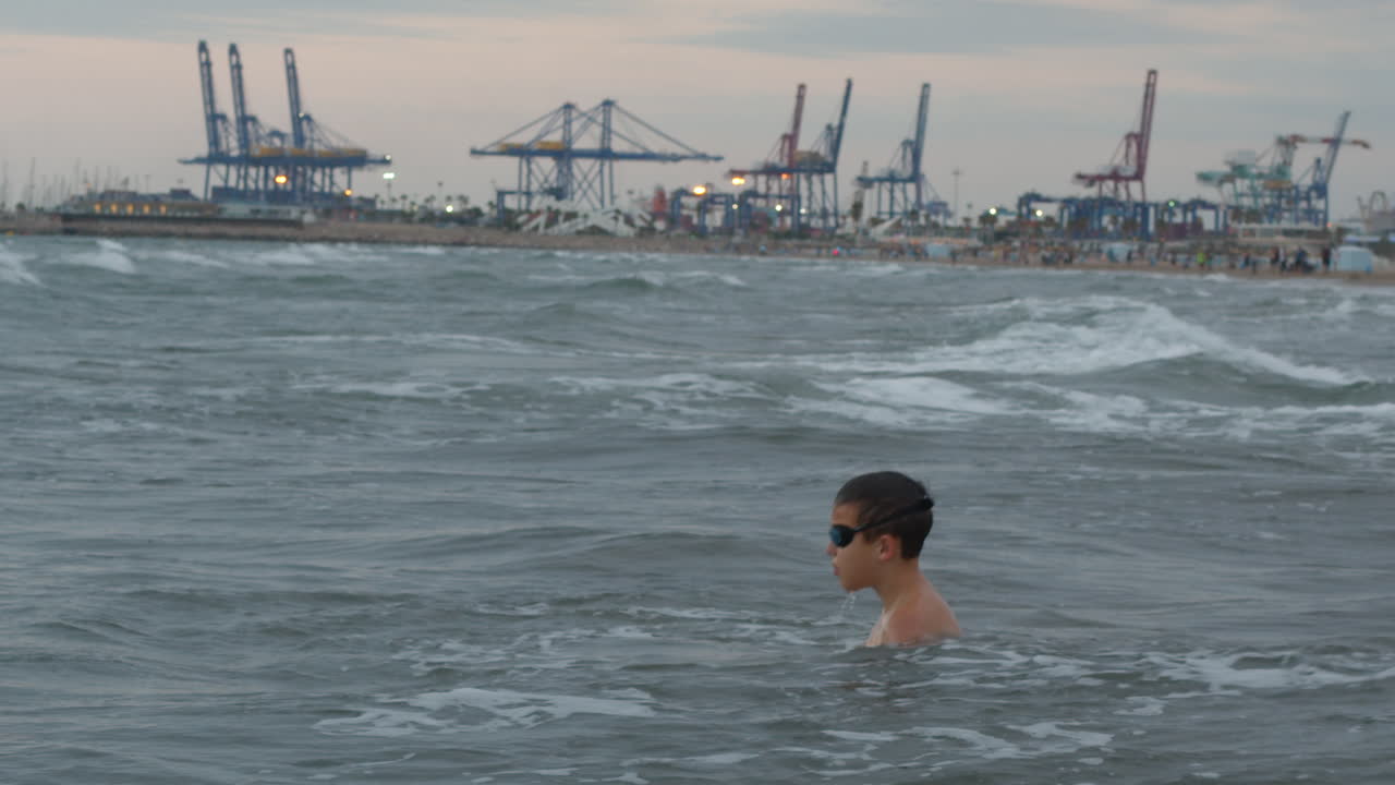niño disfrutando de la diversión acuática en el mar ondulado