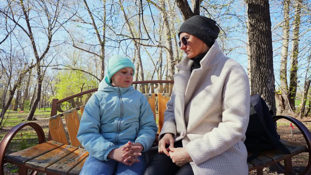 Park Bankında Oturup Sohbet Eden Anne ve Kızı