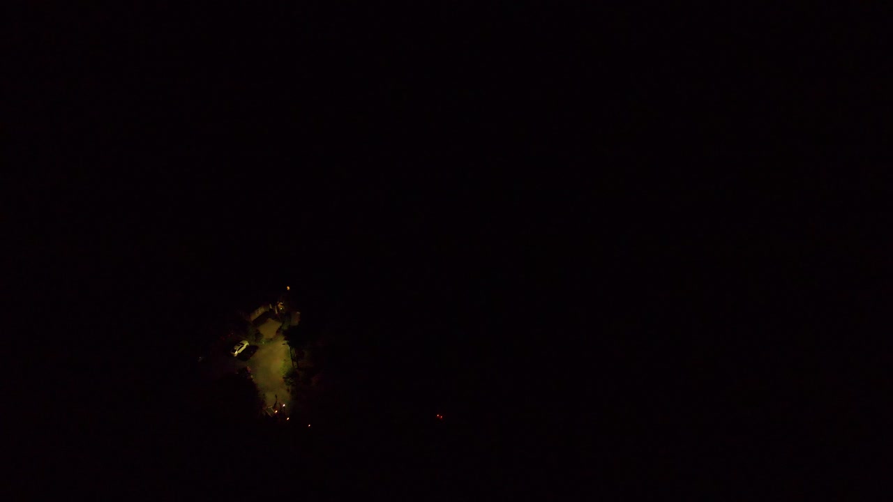 하늘로 발사되는 불꽃놀이의 하향식 공중 영상