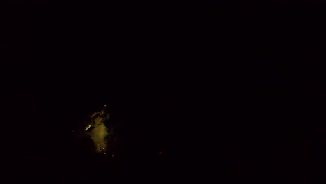 imágenes aéreas de arriba hacia abajo de fuegos artificiales que se disparan al cielo