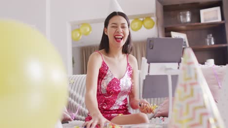 파티 모자 와 분홍색 드레스 를 입은 미소 짓는 두 인종 여성 이 콘페티 를 던지는 영상