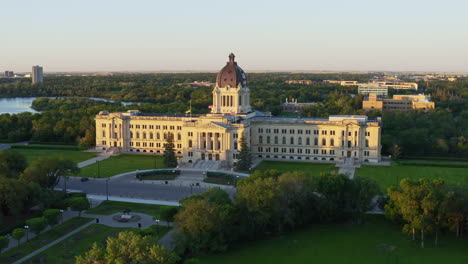 Toma-Aérea-Panorámica-Sobre-El-Edificio-Legislativo-Regina-En-Verano-Al-Atardecer