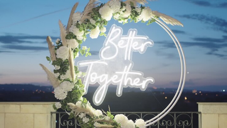 Bryllupsudsmykning med blomster og romantisk tekst i halvcirkelbevægelse