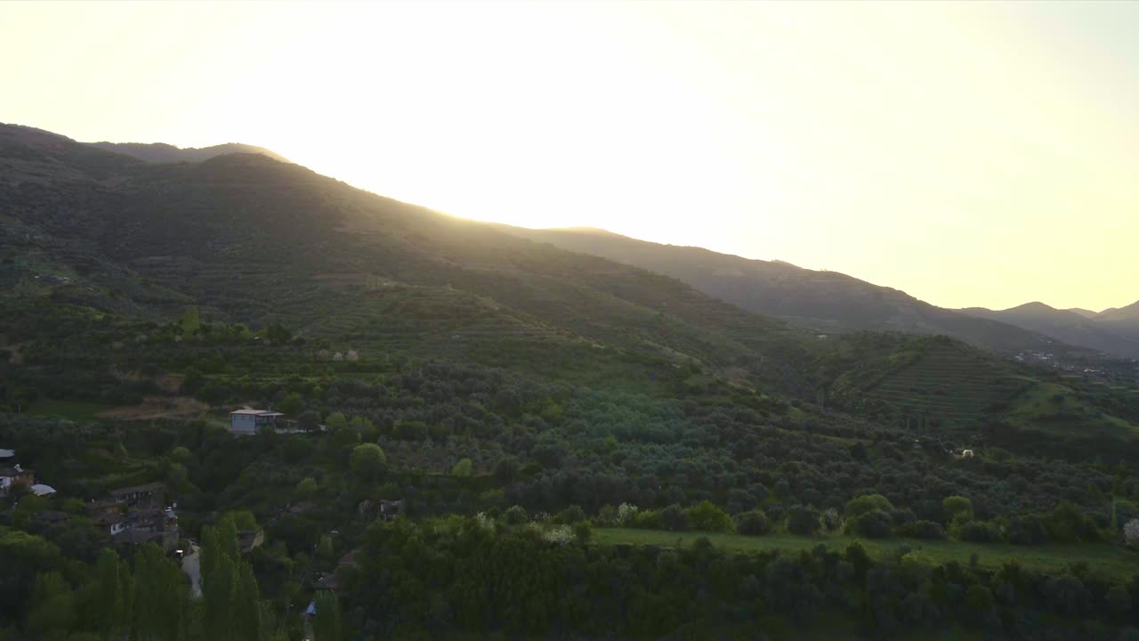 모스크와 리모델링 된 집과 함께 마을의 전망.