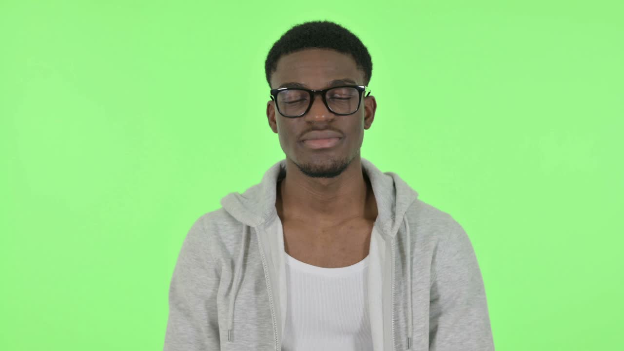 Afrikansk mand vinker og byder velkommen på grøn baggrund.