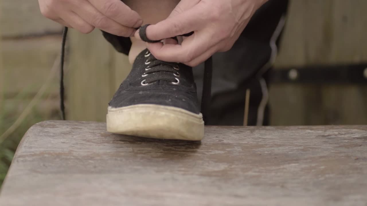 달리기 전 신발끈 묶기