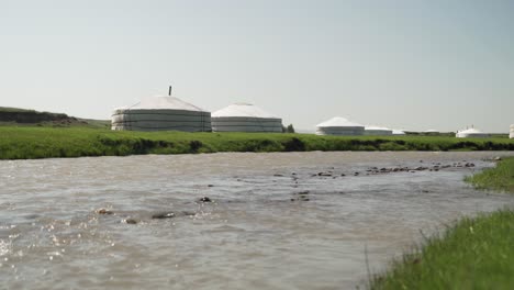 Noch-Immer-Geschossen,-Sprudelt-Ein-Strom-Friedlich-Durch-Ein-Nomadendorf-In-Der-Mongolei