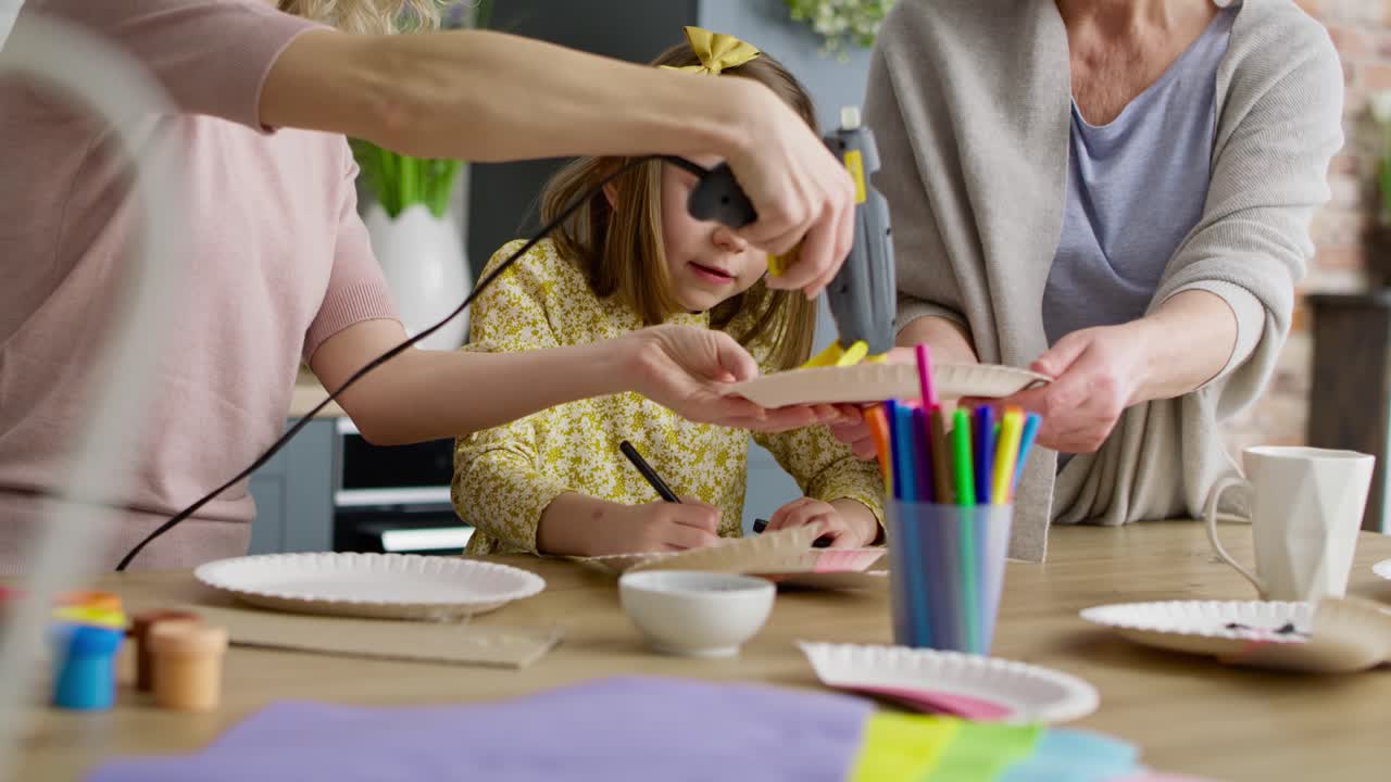 video de tres generaciones de mujeres haciendo decoraciones de pascua juntas