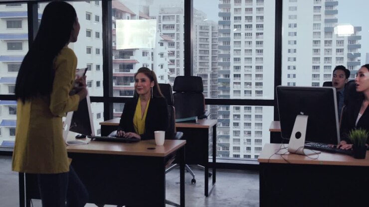 Profesionales trabajando con un ordenador de escritorio en la oficina