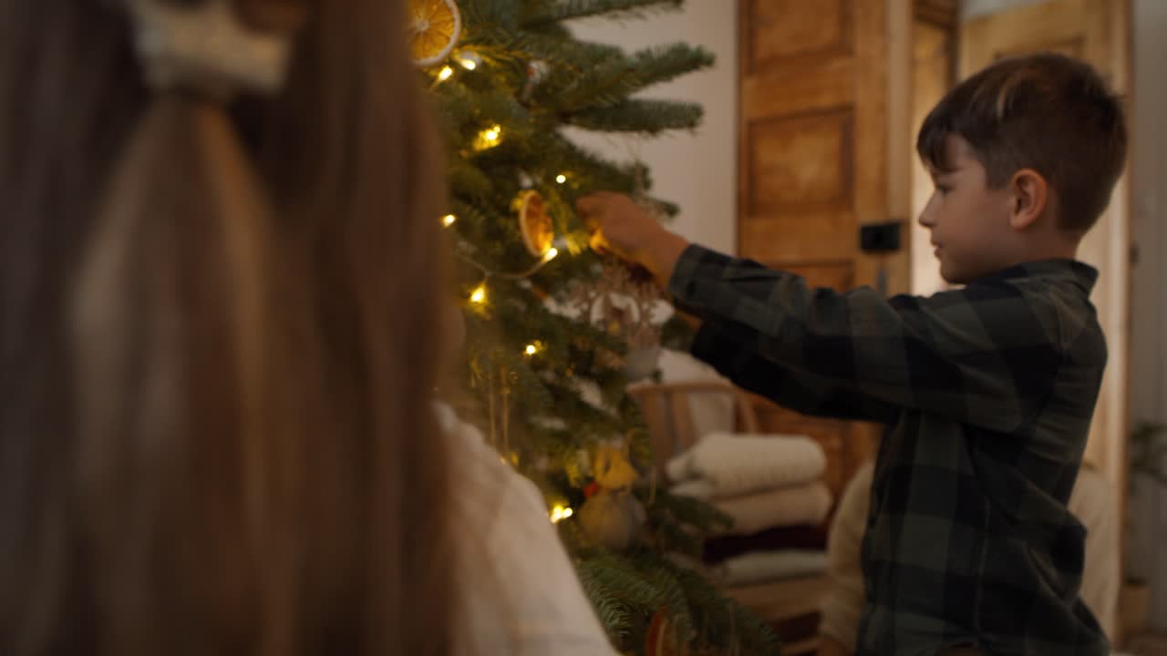 familia decorando el árbol de navidad