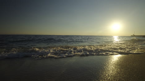 escena de la playa al atardecer