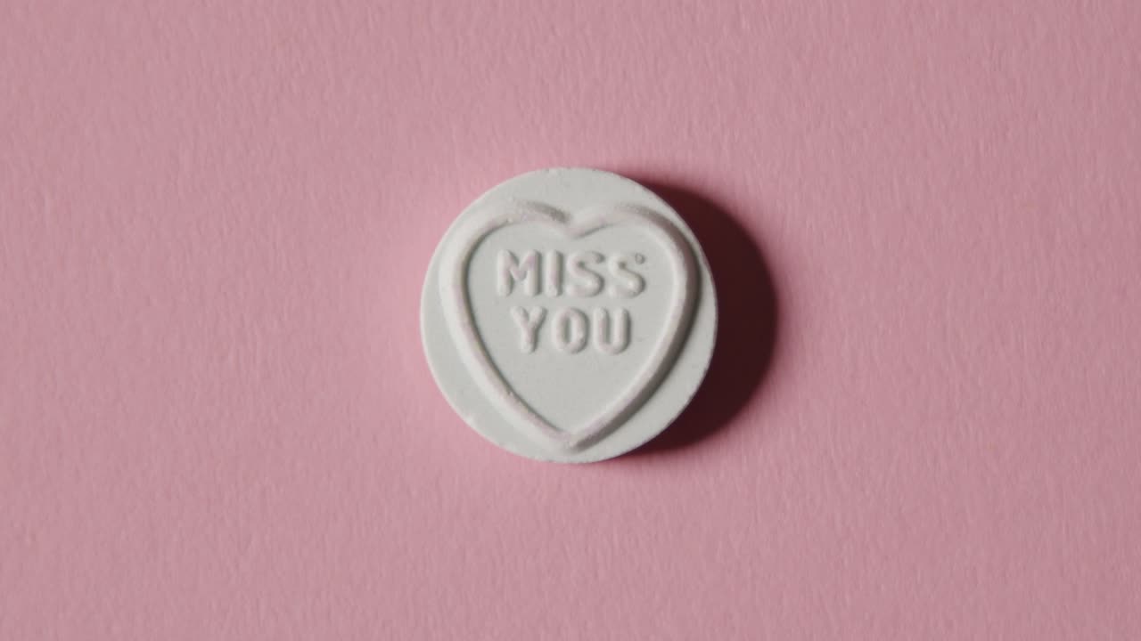 분홍색 배경에 미스 메시지가 있는 하트 캔디