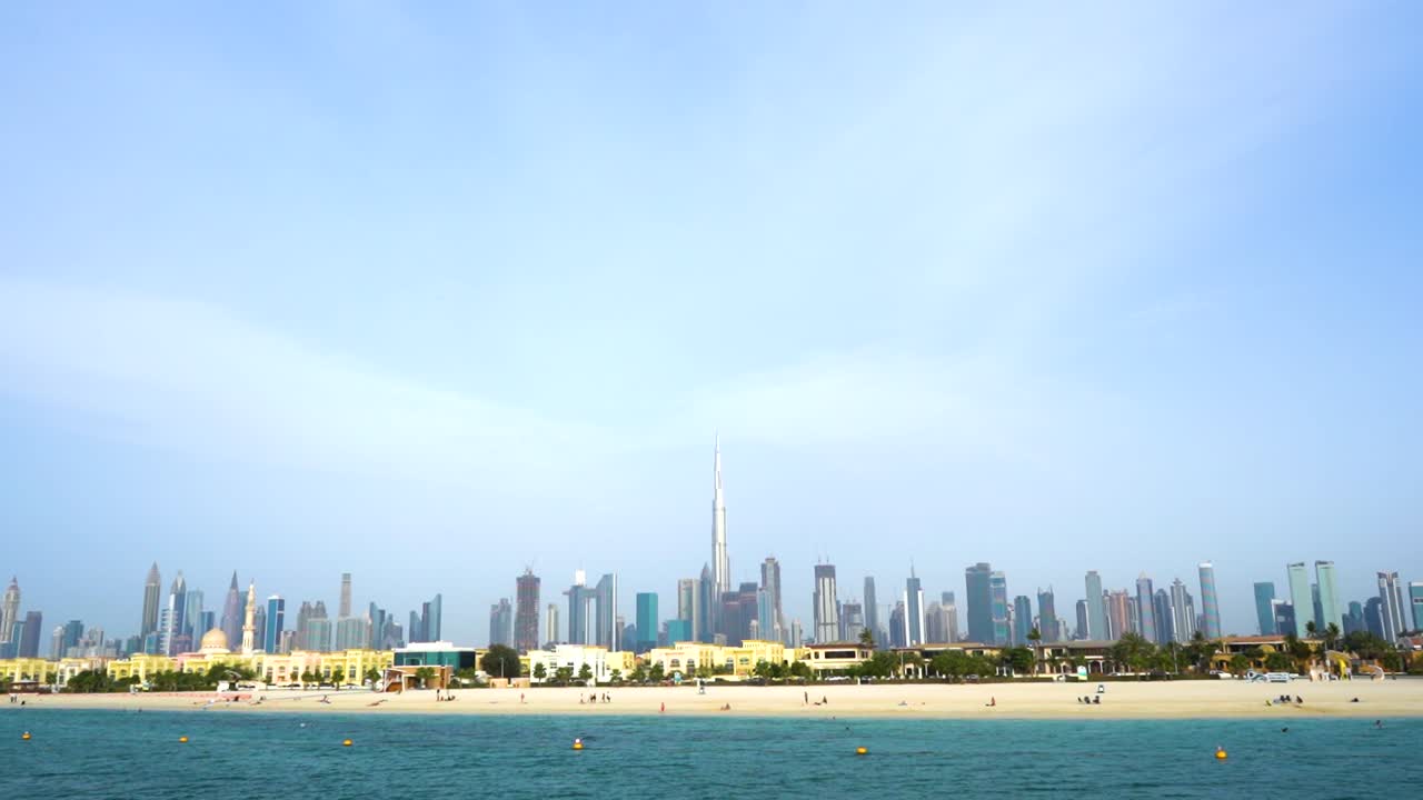 Panorama del centro di Dubai con il Burj Khalifa sullo sfondo del cielo azzurro negli Emirati Arabi Uniti.
