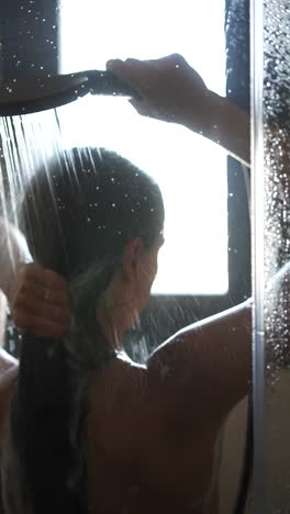 mujer tomando una ducha.