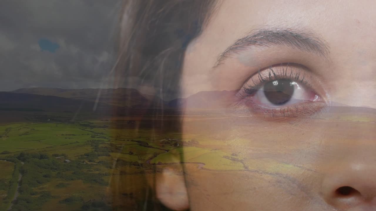 Designer che avvia una sovrapposizione del volto di una donna che sfuma in un panorama di campi rurali mostrando un concetto di branding.
