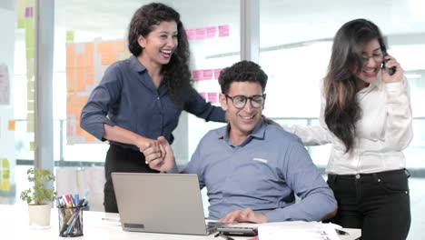 grupo de trabajo de jóvenes empleados de oficina están muy contentos después de completar una tarea difícil.