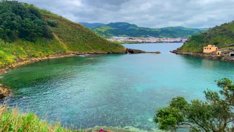 4K-Aufnahmen-Eines-Unglaublichen-Kraters,-In-Dem-Sich-Auf-Einer-Insel-Der-Azoreninsel-Sao-Miguel-Ein-Türkisfarbener-See-Gebildet-Hat,-Der-Auf-Das-Meer-Trifft