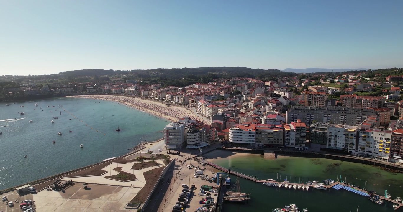 Vista aerea della splendida città costiera di Sanxenxo in Galizia, Spagna.