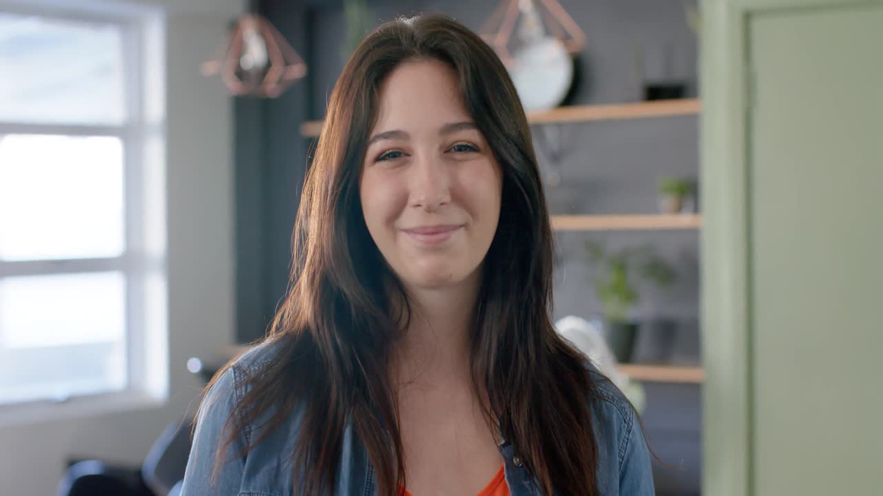retrato de una feliz cliente caucásica sonriendo en una peluquería, en cámara lenta.