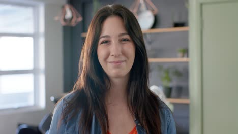retrato de una feliz cliente caucásica sonriendo en una peluquería, en cámara lenta.