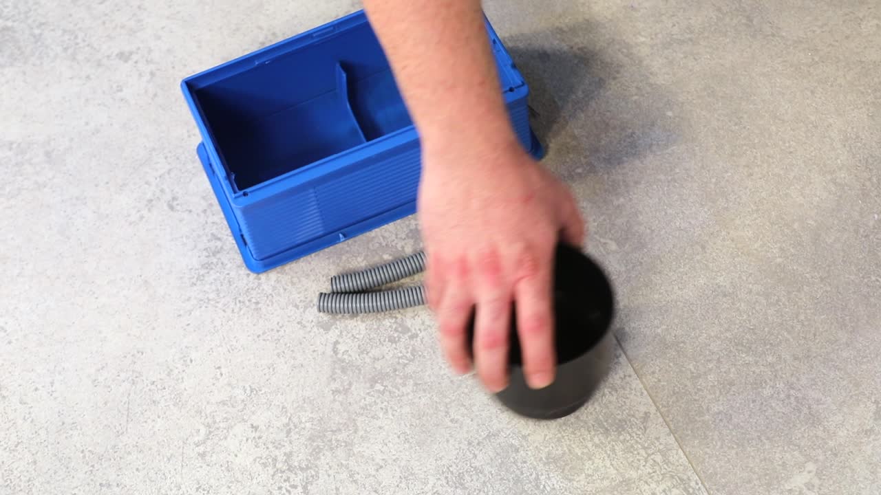 el maestro recoge materiales