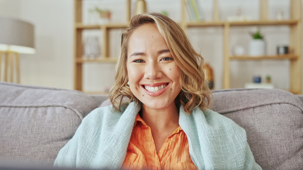 sofá, computadora portátil y rostro de mujer asiática para un hogar feliz