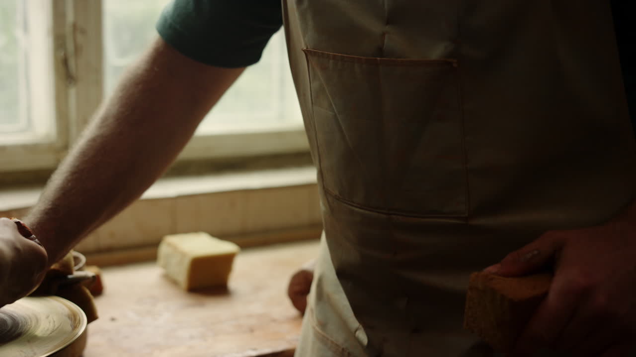 hombre enfocado dando recomendaciones a la dama en cerámica. hombre mostrando clase maestra