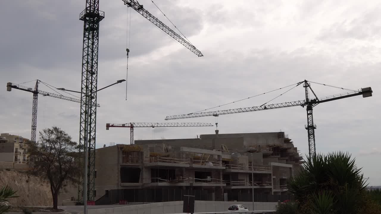 video de malta sobre una construcción en un día nublado y ventoso