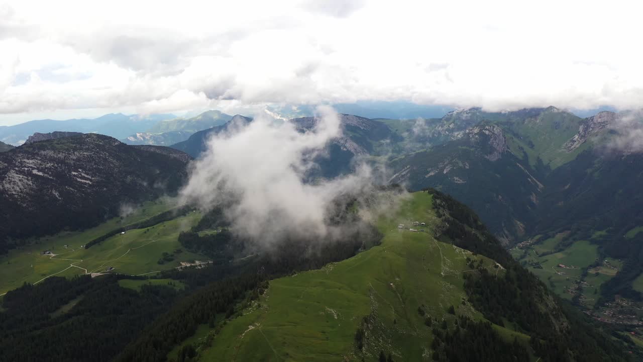 formación de nubes sobre una cresta de montaña en los alpes