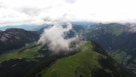 Formación-De-Nubes-Sobre-Una-Cresta-De-Montaña-En-Los-Alpes
