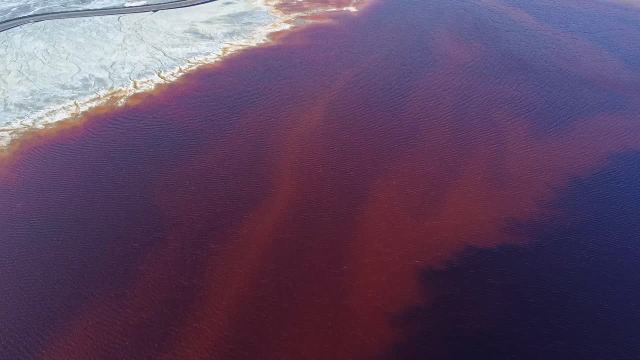 huelva의 광산 현장에서 모래 지형에 있는 다채로운 텍스처