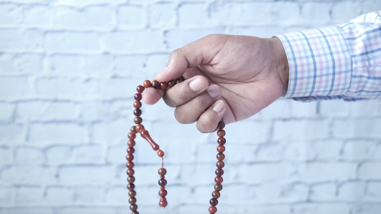 기도 구슬 을 들고 있는 남자