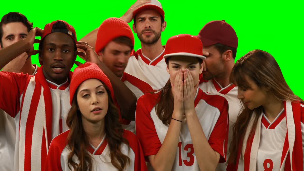 grupo de amigos viendo un partido de fútbol