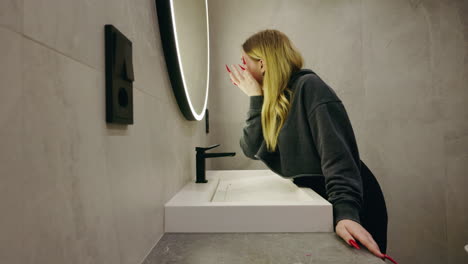 mujer preparándose en un baño moderno