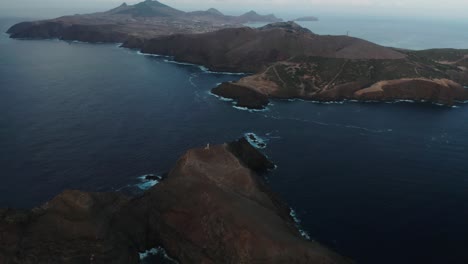 Volando-Sobre-El-Islote-De-Hierro-Moviéndose-Hacia-La-Isla-De-Porto-Santo-Durante-El-Atardecer