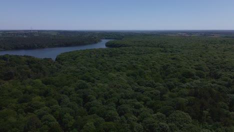 Bosque-De-Broceliande-Con-Río-Y-Lago,-Bretaña-En-Francia