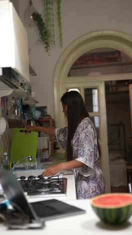 mujer preparando el desayuno en la cocina